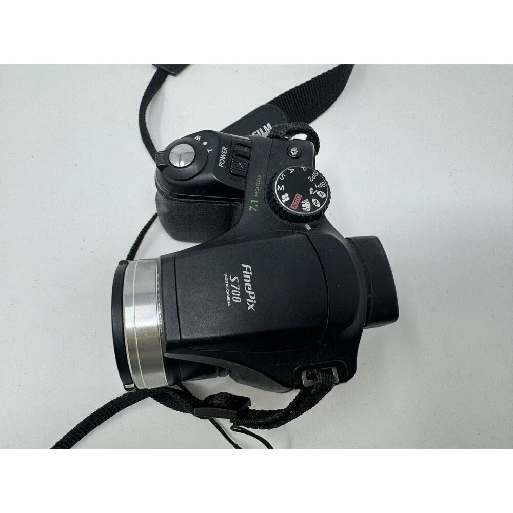 Fuji Fujifilm | Finepix S700 | 7.1MP Digital Camera | Tested W/2GB